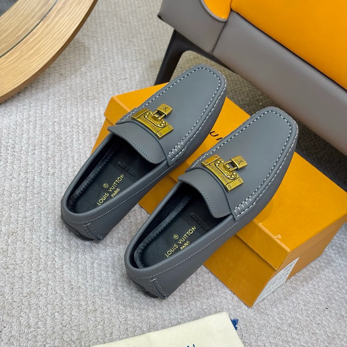 Men's men's shoes 💰420 (Yangli) LV 2⃣️0⃣️2⃣️5️⃣Spring and summer counter GLORIA series models ✈️Original factory special leather production, original last type. A classic driving slip-on casual shoe that shows an elegant style with exquisite craftsmanship details such as Monogram embossing all over the upper🌀Italian imported calfskin fabric Sheepskin foot pads➕Inside～Private mold replica sole Unique style Comfortable driving slip-on Size: 4-12 (38-46) Comes with [Counter packaging: original box, wrapping paper, card, instruction manual, shoehorn, cloth bag] No pressure to enter and leave the counter!